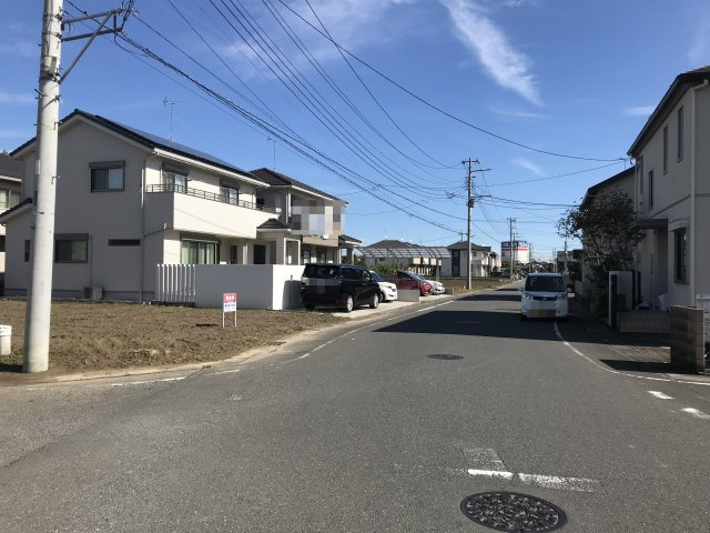 鴻巣市愛の町の売地の前面道路含む現地写真|南側の接道する道路を西側から撮影。物件は左側です。2019年10月26日 10:45頃撮影。
