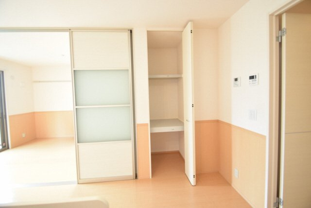 ブランシュールＢの居間・リビング|リビングにちょっとした物入れもあります。