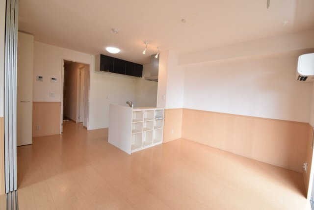 ブランシュールＢの居間・リビング|室内干しも可能です