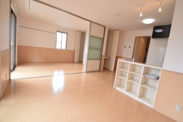 ブランシュールＢの居間・リビング|段差が少なく便利です