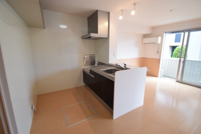 ブランシュールＢの居間・リビング|床下収納もあります。