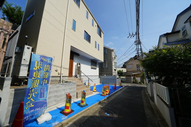 保土ヶ谷区西谷町　新築戸建の前面道路含む現地写真