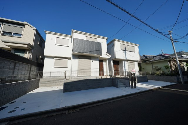 価格変更！駅徒歩８分の好立地。ＬＤＫ１９．８帖の４ＬＤＫ！カースペース２台♪峰岡町３丁目　新築戸建の外観