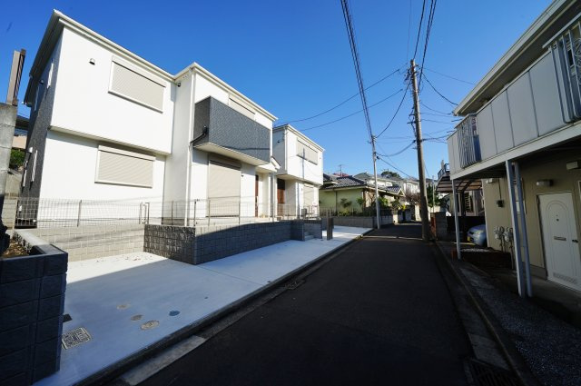 価格変更！駅徒歩８分の好立地。明るい南道路♪４ＬＤＫ！カースペース２台♪峰岡町３丁目　新築戸建の前面道路含む現地写真