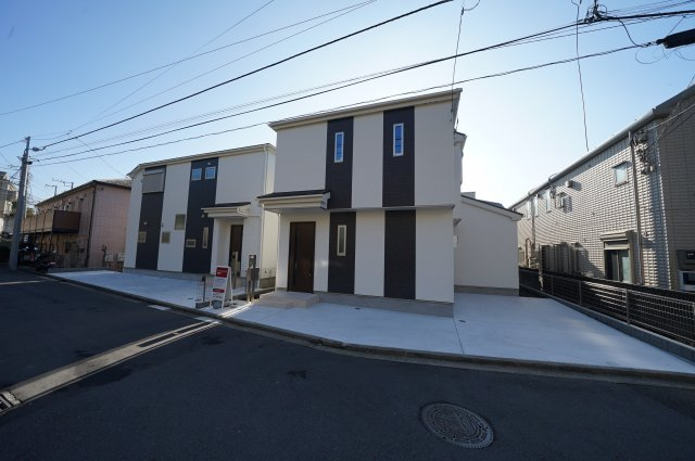 価格変更！駅徒歩８分の好立地。玄関ＳＩＣ付♪４ＬＤＫ！カースペース２台♪峰岡町３丁目　新築戸建の外観