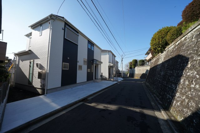 価格変更！駅徒歩８分の好立地。リビングイン階段、４ＬＤＫ！カースペース２台♪峰岡町３丁目　新築戸建の前面道路含む現地写真