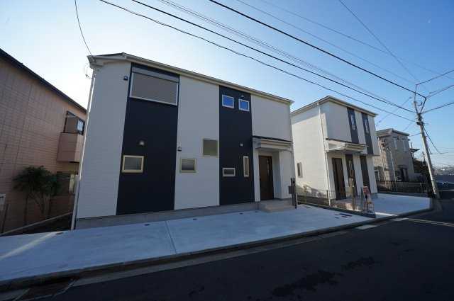 価格変更！駅徒歩８分の好立地。リビングイン階段、４ＬＤＫ！カースペース２台♪峰岡町３丁目　新築戸建の外観