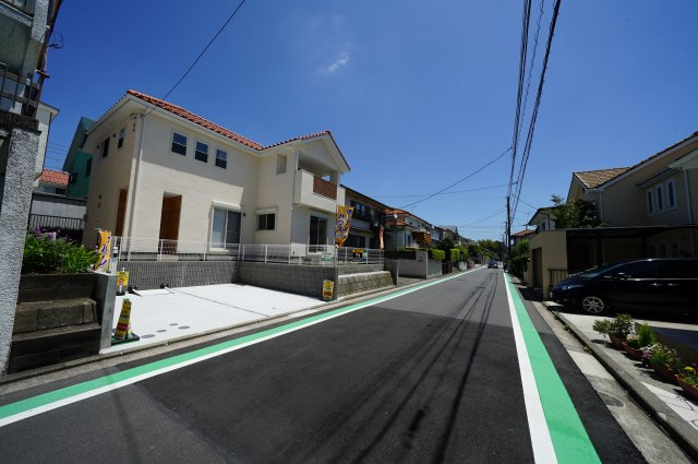 保土ヶ谷区新桜ヶ丘２丁目　新築戸建の前面道路含む現地写真