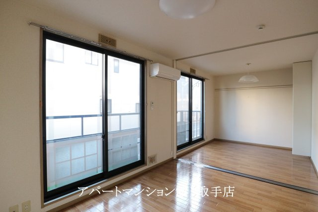 ボンシャンス一番館の居間・リビング