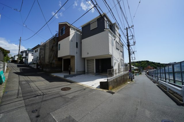 保土ヶ谷区法泉３丁目全２棟　新築戸建ての前面道路含む現地写真