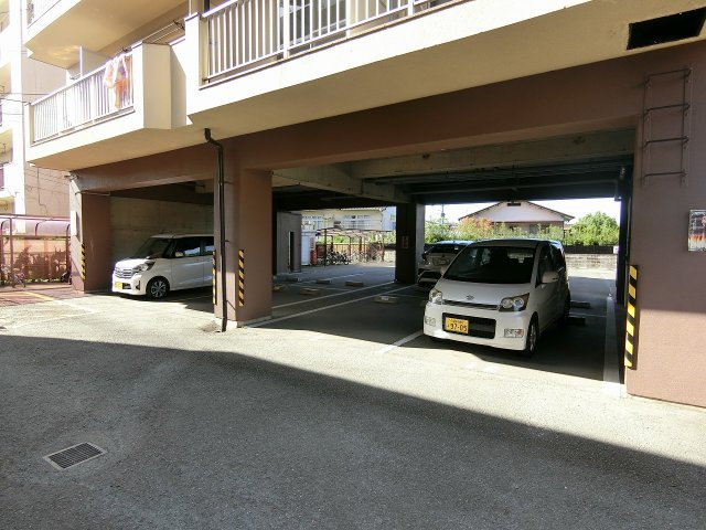 第二コーポ江頭の駐車場|車をお持ちの方に嬉しい駐車場付きの物件です