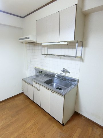 第二コーポ江頭のキッチン|コンパクトなキッチンで掃除もラクラク