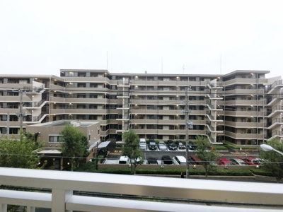 【展望】 | サニーハイツ弘明寺 | バルコニーからの眺望写真です。
向かい側のマンションまでは道路を挟んで距離があるので開放感もあり、
日当たり、風通しも良いです！