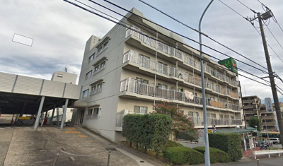 【外観】 | サニーハイツ弘明寺 | 京急線弘明寺駅ほぼ平坦！徒歩12分！
1階部分にはマルエツが入っていて帰宅途中での買い物も、
買い物後上に上がるだけなので楽々です！
来客時にはコインパーキングが敷地内にあり便利です！