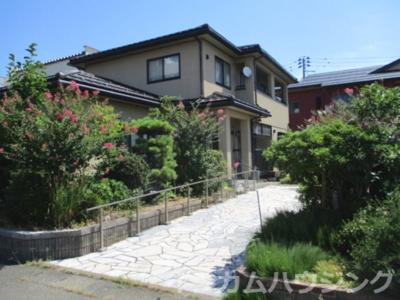 春日野貸家の外観|お花がとても綺麗です♪