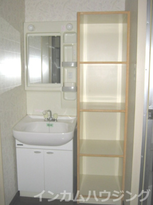 【洗面所】 | コーポアルテミス | 忙しい朝には欠かせない洗面所です。収納もあります