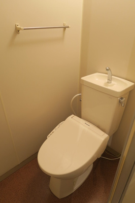 【トイレ】 | コーポアルテミス | 落ち着いた色調のトイレです