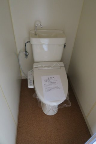 ジョリーハイツのトイレ|温水洗浄便座付です。