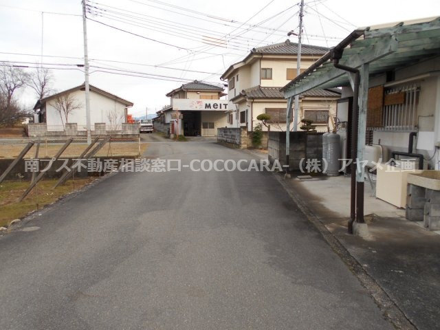 荊沢　売地　上物ありの外観|北側前面道路状況