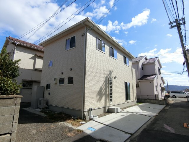 明石市港町 中古戸建の外観|カースペースも広々２台駐車可能