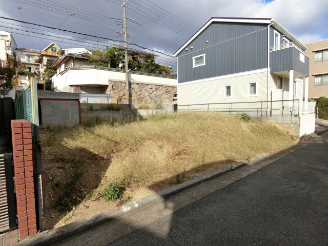 神戸市垂水区霞ヶ丘６丁目　売土地の前面道路含む現地写真|南北両面道路です