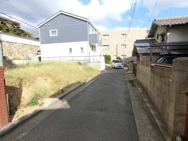 神戸市垂水区霞ヶ丘６丁目　売土地の前面道路含む現地写真|前面道路※南側は交通量も少なく静かです
