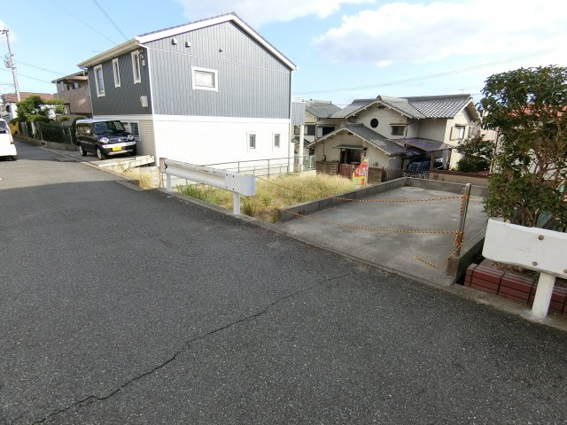 神戸市垂水区霞ヶ丘６丁目　売土地の前面道路含む現地写真|北側道路と敷地