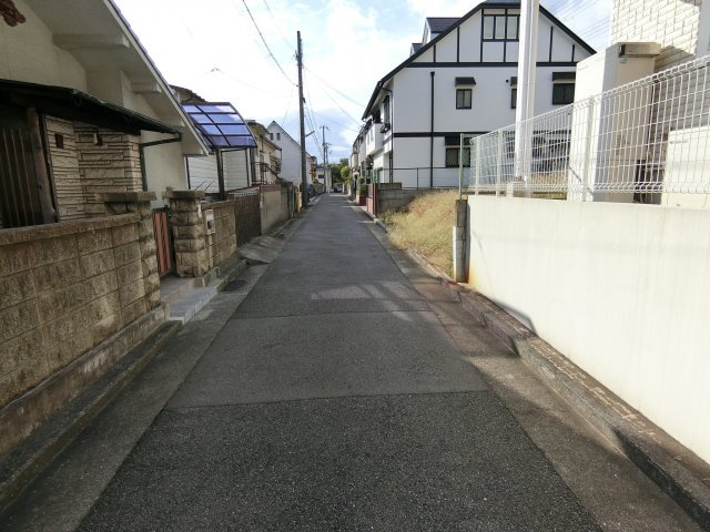 神戸市垂水区霞ヶ丘６丁目　売土地の前面道路含む現地写真|南側道路と物件