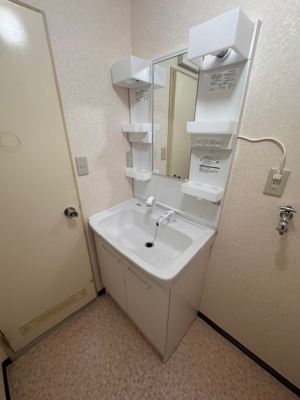 【独立洗面台】 | グランメゾン１号館 | 洗面台の横が室内洗濯機置場になります。