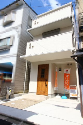 【外観】 | 紫野西藤ノ森町　新築戸建 | 白が基調のシンプルな外観にウッディなドアが映えます♪