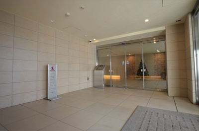 【エントランス】 | ブランズ市が尾ヒルトップ | 高級感あふれるエントランスはダブルオートロックで安心です。