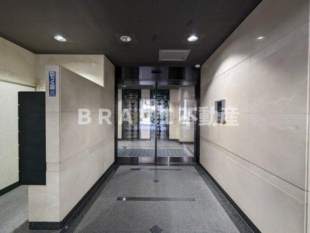 ユーシン大手前　BRAVI不動産のエントランス