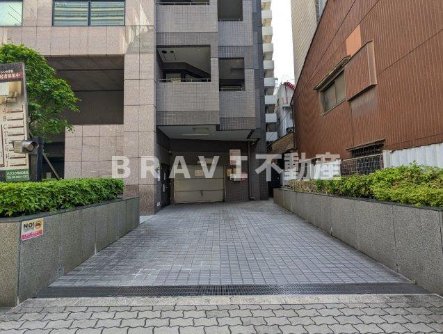 ユーシン大手前　BRAVI不動産の駐車場