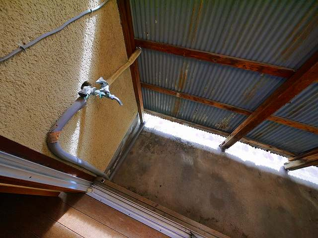 大西政男貸家の設備|バルコニーに洗濯機置き場がございます。