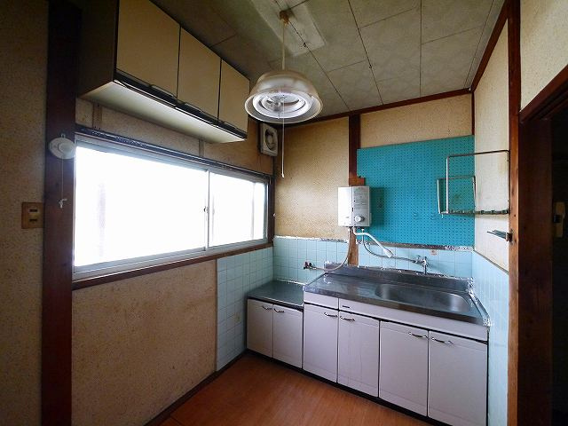 大西政男貸家の居間・リビング|ゆったりとしたキッチンスペース