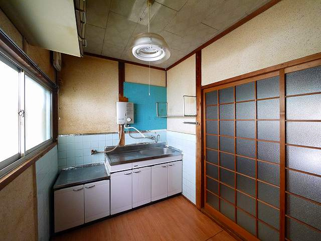 大西政男貸家の居間・リビング|ゆったりとしたキッチンスペース