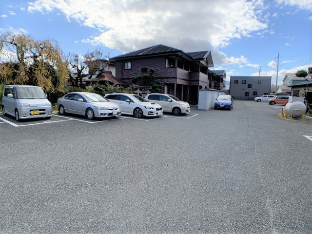メゾン・ベルエールの駐車場