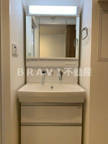 ラ・メゾンヴェール上町　BRAVI不動産の独立洗面台|【ラ・メゾンヴェール上町】独立洗面台、小物を置くことができて便利です
