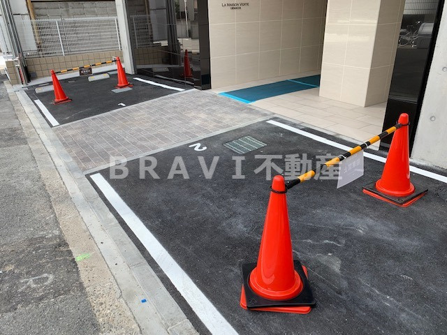 ラ・メゾンヴェール上町　BRAVI不動産の駐車場|【ラ・メゾンヴェール上町】駐車場があるので、車を買う予定の方も安心です