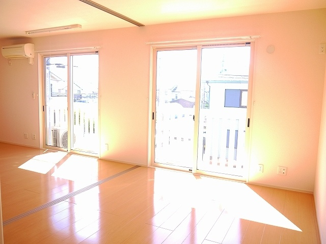 リビングタウン四条大路　Ａ棟の居間・リビング|こちらのリビングで趣味の時間をお楽しみください