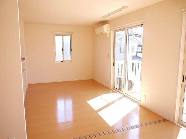 リビングタウン四条大路　Ａ棟の寝室|開放的な寝室です