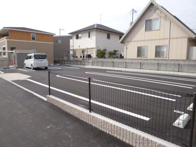 クレインズの駐車場