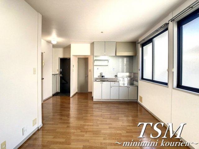 サンビーム元町の居間・リビング|10.5帖のリビング