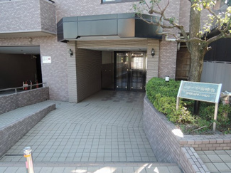 【エントランス】 | 東急田園都市線「宮前平」駅バス7分「金山」停歩5分・バス5分「馬絹神社前」停歩7分
「宮崎台」駅徒歩22分・「梶が谷」駅徒歩23分。