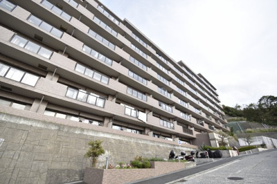 【外観】 | 日神パレステージ光陽台 | 南西向き・高台立地のため日照・通風・眺望。物件階下がエントランス、小さなお子様の遊び場・お昼寝にも利用可能な和室があり子育てにも適した住環境です。