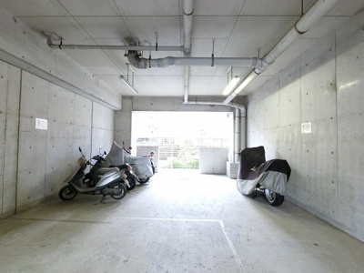 【その他共用部分】 | コスモ蒲田 | 屋内バイク置場です。
雨に濡れないのが珍しいです。