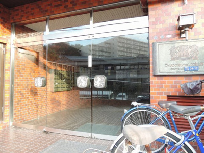 【エントランス】 | ライオンズマンション大倉山第3 | 毎日通るエントランスはこのようになっています。
日勤管理なのできれいに保たれております。