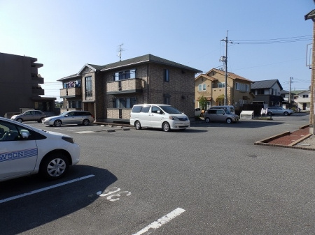 グランシャリオ堀川C棟の駐車場