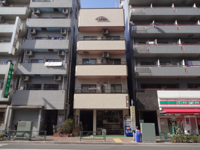 【外観】 | 深澤ビル | 深澤ビル　鶯谷駅から徒歩３分・入谷駅から徒歩１０分の好立地！コンビニ近くで買い物便利！４階建ての白いタイル張りのマンション！鶯谷駅北口改札出て、そのまま真っ直ぐ歩いた尾久橋通り沿いの物件です。