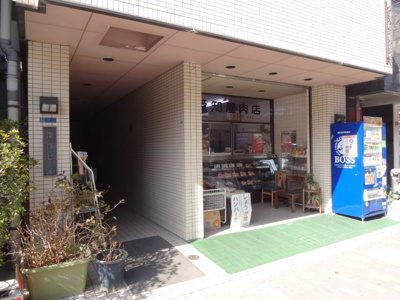 【エントランス】 | 深澤ビル | 深澤ビル　鶯谷駅から徒歩３分・入谷駅から徒歩１０分の好立地！コンビニ近くで買い物便利！４階建ての白いタイル張りのマンション！鶯谷駅北口改札出て、そのまま真っ直ぐ歩いた尾久橋通り沿いの物件です。